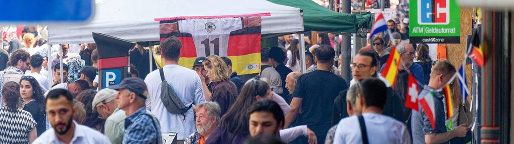 Fahnen schmücken beim «Birlikte»-Fest (türkisch für Zusammenstehen) die mit Menschen bevölkerte Keupstraße. 