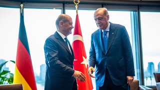 Bundeskanzler Olaf Scholz (SPD), steht neben Recep Tayyip Erdogan (r), Präsident der Türkei, bei einem bilateralen Treffen vor Beginn der 79. Generaldebatte der UN-Vollversammlung