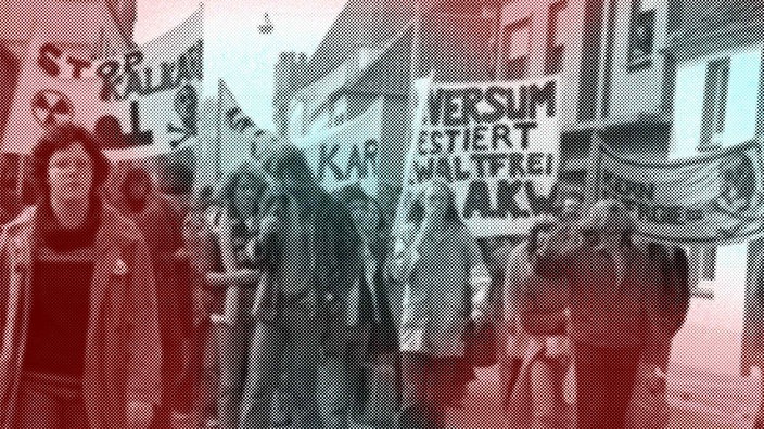 Menschen demonstrieren am 24. September 1977 gegen den „Schnellen Brüter“ des Atomkraftwerks in Kalkar.