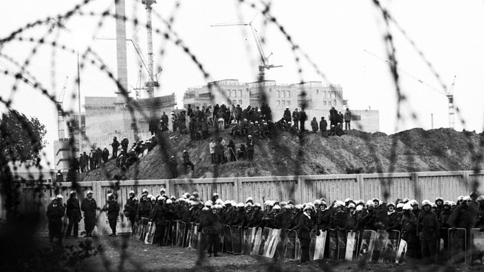 Protestierende und Polizei treffen am 24. September 1977 in Kalkar aufeinander.