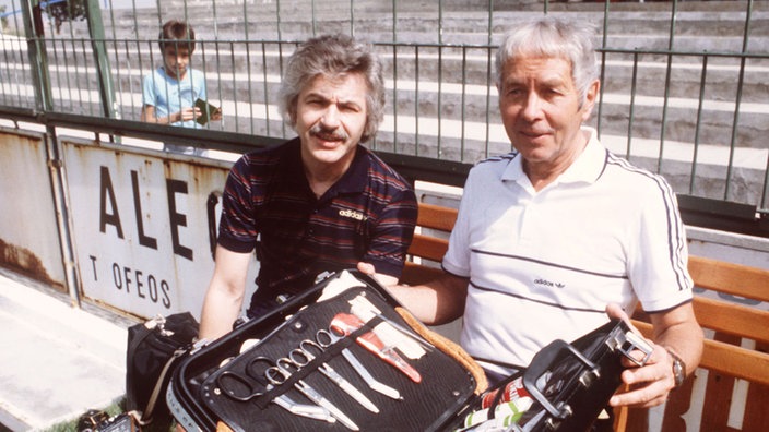 Der 72-jährige DFB-Physiotherapeut Erich Deuser (rechts) mit seinem Kollegen Adolf Katzenmaier