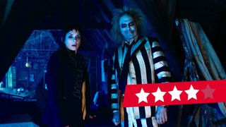 Winona Ryder und Michael Keaton in einer Szene des Films "Beetlejuice Beetlejuice"