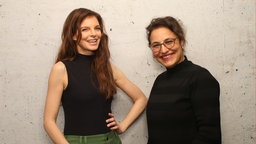 Yvonne Catterfeld (l) und WDR 2 Moderatorin Katharina te Uhle