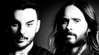 Jared Leto steht mit seinem Bruder Shannon Leto in einem verdunkeltem Raum