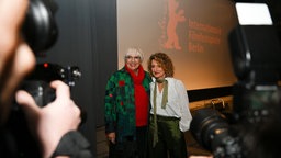 Aus dem Blick der Fotografen: Tricia Tuttle steht im Gropius Bau. Links neben ihr steht Claudia Roth.