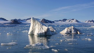 Schmelzende Eisberge in der Arktis.