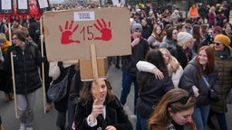 Studenten demonstrieren am 5.2.2025  in Belgrad und halten Protest-Schilder in die Höhe.