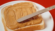 Weißbrotscheibe mit Erdnussbutter