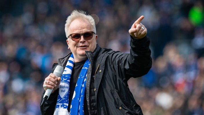 Herbert Grönemeyer singt 2019 vor einem Spiel des VfL Bochum im Ruhrstadion