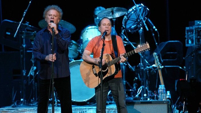 Das Gesangsduo Simon & Garfunkel steht am 20.07.2004 in Köln auf der Bühne