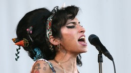 Die britische Sängerin Amy Winehouse singt während eines Auftritts.