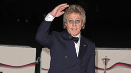 Roger Daltrey im Anzug mit einer Hand zum Gruß gehoben bei den The Sun Military Awards.