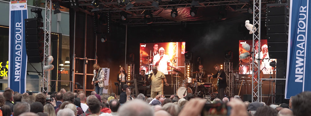 Sydney Youngblood & Band auf der Bühne beim WDR 4 Sommer Open Air zur NRW Radtour 2023 