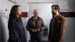 Jana Winter (Natalia Wörner, l.) und Matthias Hamm (Ralph Herforth, M.) befragen Dominiks Lehrer Gustav Mikkelsen (Richard Ulfsäter, r.) in einer Szene der ZDF-Serie "Unter anderen Umständen"