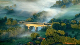 Morgennebel über der Dreibogenbrücke Alte Fahrt über die Stever