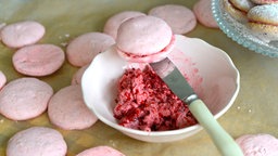 Himbeer-Macarons, Zubereitung, Füllen der Macarons