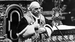 Papst Johannes XXIII. hält am 08.12.1962 im Petersdom eine Abschlussrede zum Ende der ersten Konzilsperiode des Zweiten Vatikanischen Konzils.