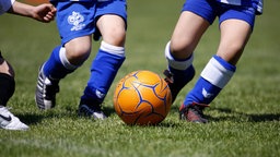 Kinder spielen Fußball