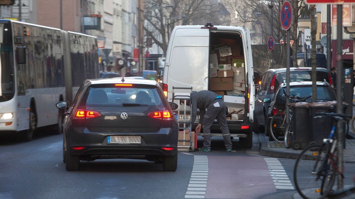 Symbolbild: Lieferverkehr sorgt für stockenden Verkehr im Stadtverkehr (Köln, 16.01.2017)