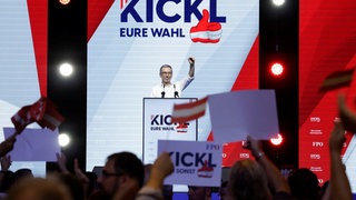 Herbert Kickl auf der Bühne bei einer Wahlkampfveranstaltung in Graz am 07.09.24 blickt zuversichtlich 