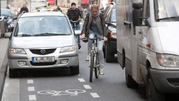 Ein zugeparkter Fahrradweg am Chlodwigplatz in Köln