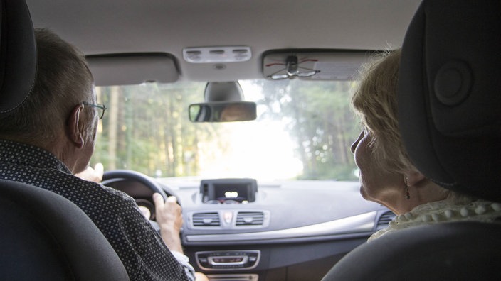 Älteres Ehepaar im Auto. Symbolbild