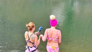 Anja Foik und Reporterin Anita Horn beim Eisbaden