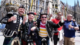 13.06.2024, Bayern, München: Schottische Fans auf dem Marienplatz. Schottland trifft am 14.06.2024 im Eröffnungsspiel der Fußball-EM 2024 auf Deutschland. 