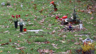 Gräber der Menschen ohne Angehörige auf einem Friedhof.  