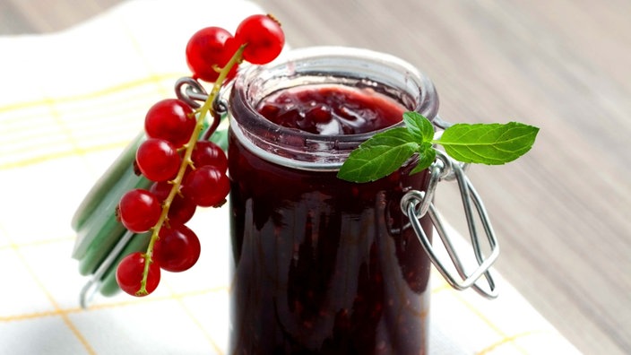 Kleines Glas mit Johannisbeer-Marmelade.