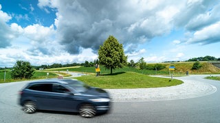 Ein Auto fährt in einem Kreisverkehr