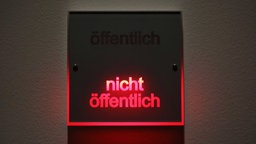 "Nicht öffentlich" steht auf einem Schild.