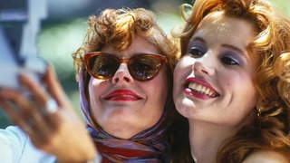 Louise (Susan Sarandon; l.) und Thelma (Geena Davis; r.) in einer Szene im Film "Thelma und Louise" von Regisseur Ridley Scott aus dem Jahr 1991