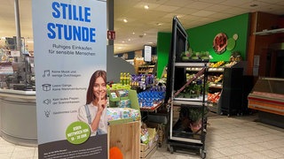 Aufsteller mit der Aufschrift "Stille Stunde" in einem Supermarkt 