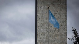 Ein Blick auf den Hauptsitz der Vereinten Nationen, im Hintergrund ein grauer Himmel. 