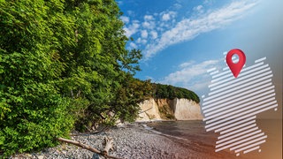 Die Küster der Insel Rügen im Sommer und rechts das Logo der Deutschland Reportage mit dem Ortsmaker im Norden Deutschlands.