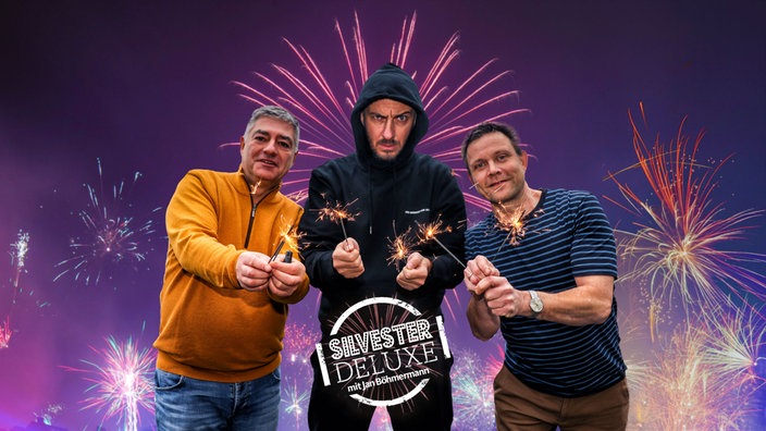 Die Satiriker Axel Naumer, Jan Böhmermann und Henning Bornemann stehen vor einem Silvesterfeuerwerk