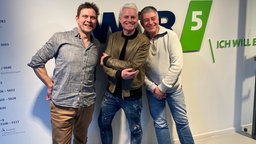 Guido Cantz zwischen Henning Bornemann und Axel Naumer vor dem WDR 5 Studio