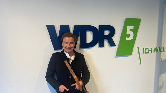 Tina Teubner vor dem WDR 5 Studio