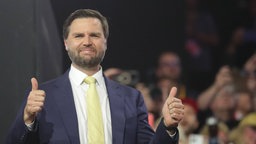 J.D. Vance posiert beim Parteitag der Republikaner in Milwaukee 2024 mit beiden Daumen nach oben.