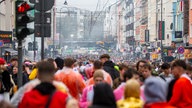 Feinernde Karnevalisten auf der Zülpicher Straße, Archivbild: 07.10.2023