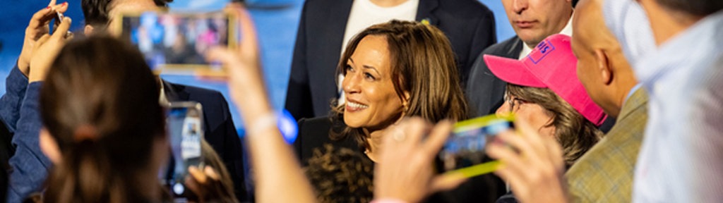 Kamala Harris spricht bei ihrer Präsidentschaftswahlkampfkundgebung in Harrisburg, Pennsylvania, USA, mit der Menge, 30.10.2024.