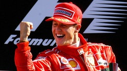 Michael Schumacher jubelt nach seinem Sieg beim Großen Formel 1-Preis von Italien in Monza, 14.09.2003. 