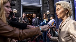 Ursula von der Leyen gibt vor Beginn der Maastricht-Debatte ein Interview, 29.04.2024. 