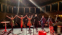 Die Künstler auf der Bühne der Paderhalle vor 600 Zuschauern. Zucchini Sistaz, Matthias Brodowy, Ingo Börchers, Hans Gerzlich, Eva-Karl Faltermeier