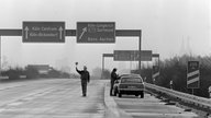 Polizisten kontrollieren Autofahrer am autofreien Sonntag in Köln, November 1973