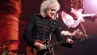 Brian May mit Gitarre