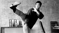 Bruce Lee übt seine Angriffspose.