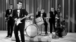 Buddy Holly (vorne mit Gitarre) und die Gruppe "The Crickets"