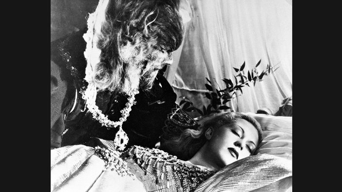 Ausschnitt aus dem Film "La Belle et la Bete" mit Jean Marais und Josette Day